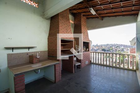 Casa à venda com 200m², 4 quartos e 4 vagas Casa à venda com 200m², 4 quartos e 4 vagasVaranda