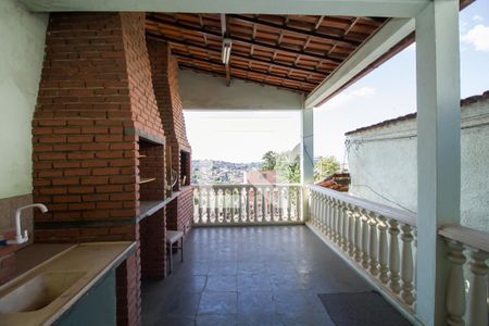 Casa à venda com 200m², 4 quartos e 4 vagas Casa à venda com 200m², 4 quartos e 4 vagasVaranda