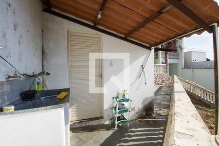 Casa à venda com 200m², 4 quartos e 4 vagas Casa à venda com 200m², 4 quartos e 4 vagasVaranda