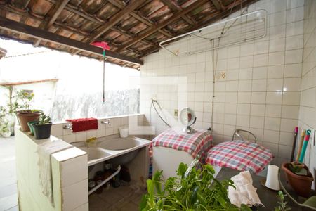 Casa à venda com 200m², 4 quartos e 4 vagas Casa à venda com 200m², 4 quartos e 4 vagasVaranda