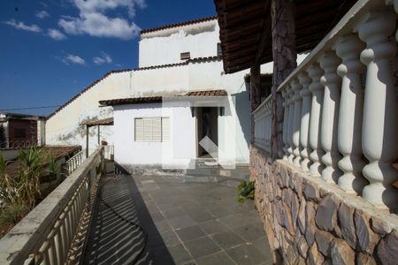 Casa à venda com 200m², 4 quartos e 4 vagas Casa à venda com 200m², 4 quartos e 4 vagasVista