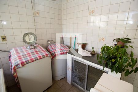 Casa à venda com 200m², 4 quartos e 4 vagas Casa à venda com 200m², 4 quartos e 4 vagasVaranda