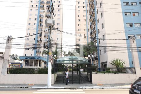 Fachada de apartamento para alugar com 2 quartos, 62m² em Vila Carmosina, São Paulo