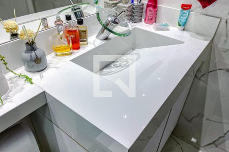 Apartamento à venda com 74m², 2 quartos e 2 vagasBanheiro da Suíte 1