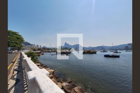 Casa à venda com 250m², 6 quartos e 3 vagas Casa à venda com 250m², 6 quartos e 3 vagasRua