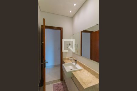 Casa à venda com 420m², 4 quartos e 4 vagas Casa à venda com 420m², 4 quartos e 4 vagasBanheiro