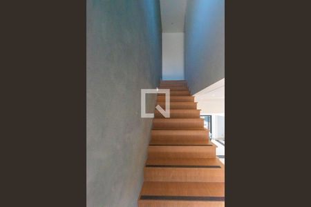 Casa à venda com 420m², 4 quartos e 4 vagas Casa à venda com 420m², 4 quartos e 4 vagasEscada