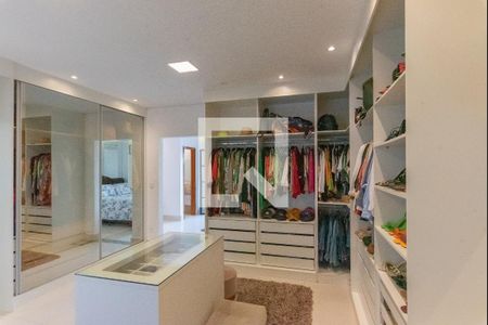 Casa à venda com 420m², 4 quartos e 4 vagas Casa à venda com 420m², 4 quartos e 4 vagasCloset da Suíte 1