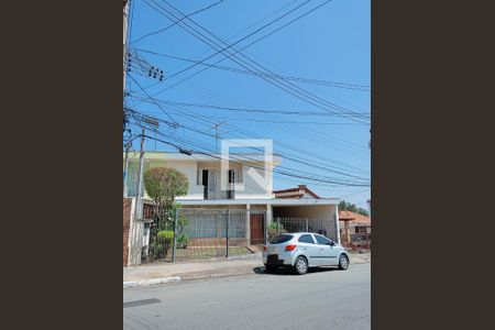 Casa à venda com 175m², 3 quartos e 2 vagas Casa à venda com 175m², 3 quartos e 2 vagasFachada