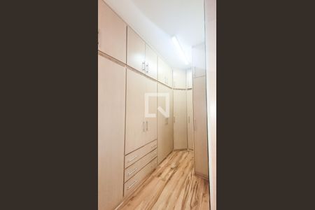 Casa à venda com 450m², 3 quartos e 6 vagas Casa à venda com 450m², 3 quartos e 6 vagasCloset da suíte