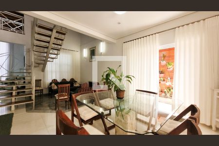 Casa à venda com 450m², 3 quartos e 6 vagas Casa à venda com 450m², 3 quartos e 6 vagasSala