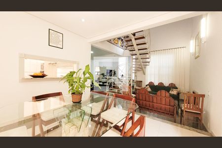 Casa à venda com 450m², 3 quartos e 6 vagas Casa à venda com 450m², 3 quartos e 6 vagasSala