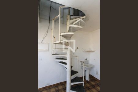 Casa à venda com 300m², 4 quartos e 6 vagasescada