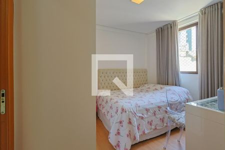 Apartamento à venda com 125m², 4 quartos e 3 vagasQuarto 2 - Suíte