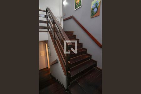 Casa à venda com 400m², 4 quartos e 6 vagas Casa à venda com 400m², 4 quartos e 6 vagasEscada