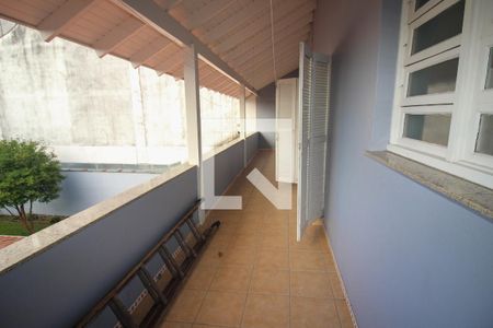 Casa à venda com 400m², 4 quartos e 6 vagas Casa à venda com 400m², 4 quartos e 6 vagasSacada do Quarto 3