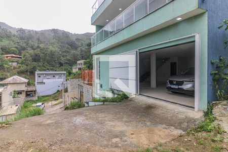 Casa de condomínio à venda com 200m², 5 quartos e 3 vagas Casa de condomínio à venda com 200m², 5 quartos e 3 vagasFachada