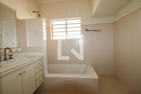 Casa à venda com 379m², 4 quartos e 10 vagasBanheiro do Quarto 3 (suíte)