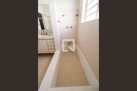 Casa à venda com 379m², 4 quartos e 10 vagasBanheiro do Quarto 3 (suíte)