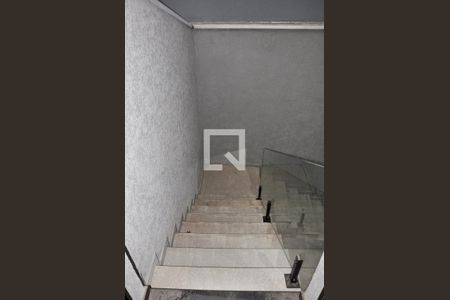 Casa à venda com 182m², 3 quartos e 3 vagasDetalhe - Escada Quintal e Área de Serviço