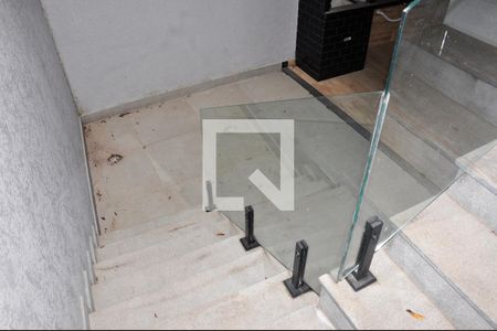 Casa à venda com 182m², 3 quartos e 3 vagasDetalhe - Escada Quintal e Área de Serviço