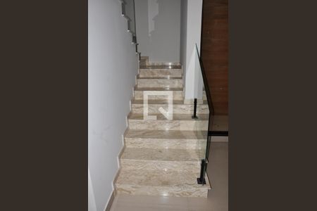 Casa à venda com 182m², 3 quartos e 3 vagasDetalhe - Escada Quartos