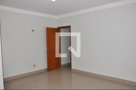 Casa à venda com 182m², 3 quartos e 3 vagasDetalhe - Quarto 01 com Suíte e Varanda