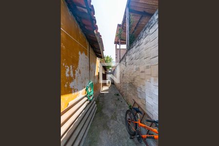 Casa à venda com 200m², 3 quartos e 2 vagas Casa à venda com 200m², 3 quartos e 2 vagasQuintal Fundos