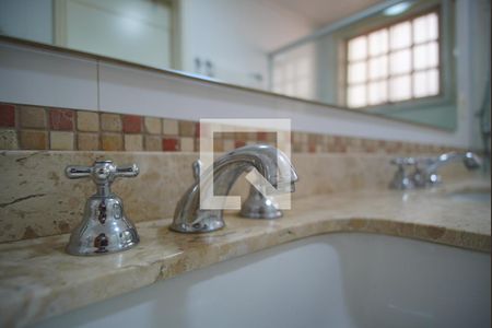 Casa à venda com 348m², 3 quartos e 5 vagasBanheiro da Suíte 1 - Torneira