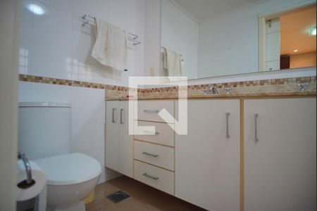 Casa à venda com 348m², 3 quartos e 5 vagasBanheiro da Suíte 1