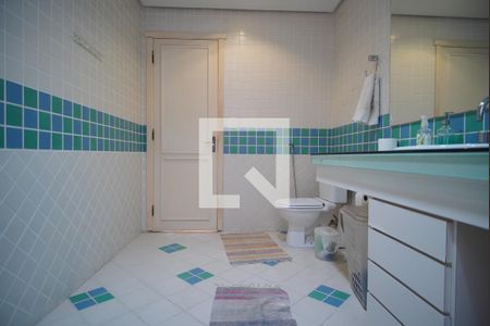 Casa à venda com 348m², 3 quartos e 5 vagasBanheiro da Suíte 2