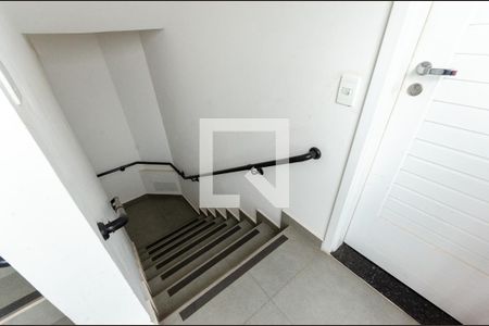 Apartamento à venda com 48m², 2 quartos e 1 vaga Apartamento à venda com 48m², 2 quartos e 1 vagaEscada