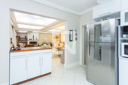 Casa à venda com 976m², 5 quartos e 8 vagas Casa à venda com 976m², 5 quartos e 8 vagasCozinha