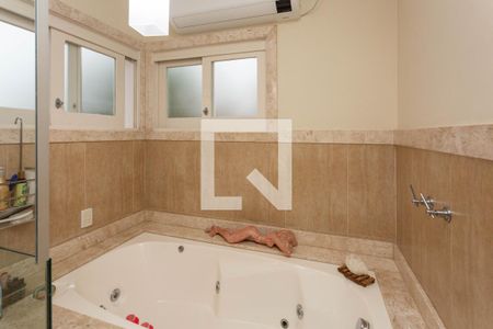 Casa à venda com 976m², 5 quartos e 8 vagas Casa à venda com 976m², 5 quartos e 8 vagasBanheiro da suite 4