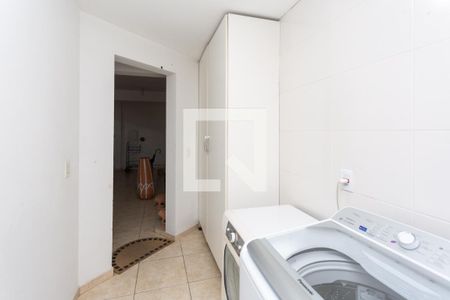 Casa à venda com 976m², 5 quartos e 8 vagas Casa à venda com 976m², 5 quartos e 8 vagasLavanderia