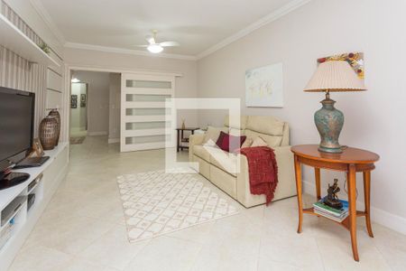 Casa à venda com 976m², 5 quartos e 8 vagas Casa à venda com 976m², 5 quartos e 8 vagas2° andar - sala da tv