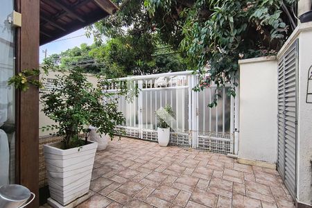 Casa à venda com 198m², 3 quartos e 1 vaga Casa à venda com 198m², 3 quartos e 1 vagaQuintal