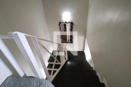 Casa à venda com 198m², 3 quartos e 1 vaga Casa à venda com 198m², 3 quartos e 1 vagaEscada