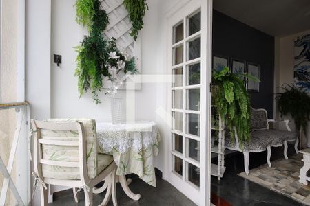 Casa à venda com 198m², 3 quartos e 1 vaga Casa à venda com 198m², 3 quartos e 1 vagaVaranda