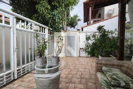 Casa à venda com 198m², 3 quartos e 1 vaga Casa à venda com 198m², 3 quartos e 1 vagaQuintal