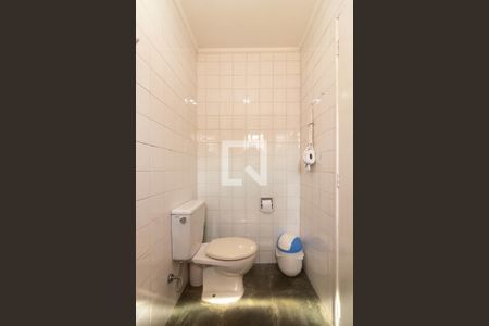 Casa para alugar com 300m², 4 quartos e 6 vagasBanheiro de serviço