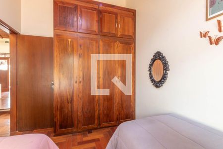 Casa de condomínio à venda com 350m², 4 quartos e 6 vagas Casa de condomínio à venda com 350m², 4 quartos e 6 vagasQuarto 4