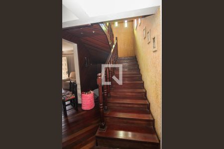 Casa à venda com 282m², 4 quartos e 3 vagasEscada