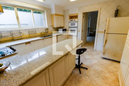 Casa à venda com 800m², 3 quartos e 6 vagas Casa à venda com 800m², 3 quartos e 6 vagasCozinha - Armários