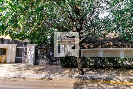 Casa à venda com 800m², 3 quartos e 6 vagas Casa à venda com 800m², 3 quartos e 6 vagasFachada - garagem