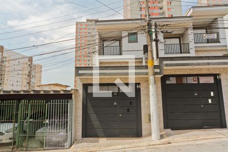 Casa à venda com 217m², 3 quartos e 4 vagas Casa à venda com 217m², 3 quartos e 4 vagasFachada