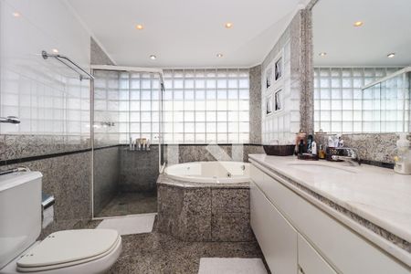 Apartamento à venda com 225m², 4 quartos e 4 vagasBanheiro da Suíte 1