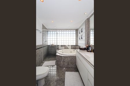 Apartamento à venda com 225m², 4 quartos e 4 vagasBanheiro da Suíte 1