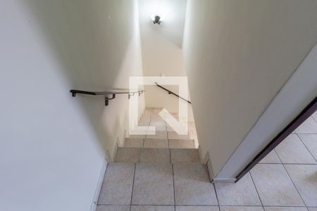 Casa à venda com 238m², 4 quartos e 3 vagas Casa à venda com 238m², 4 quartos e 3 vagasEdícula - Escada