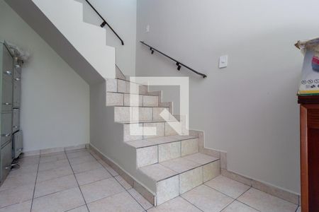 Casa à venda com 238m², 4 quartos e 3 vagas Casa à venda com 238m², 4 quartos e 3 vagasEdícula - Escada